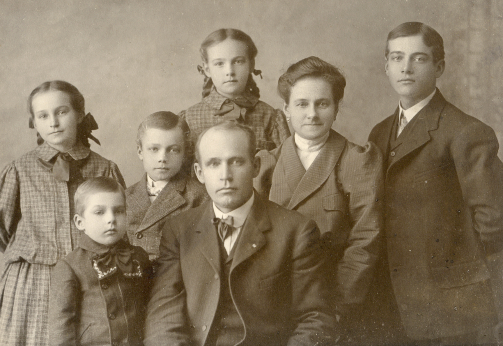 Justin Byron Gowen (William’s brother) his wife Antoinette Marie Wasmer, and their children Octavia, Ralph, Justin, Daphine, William. About 1909.